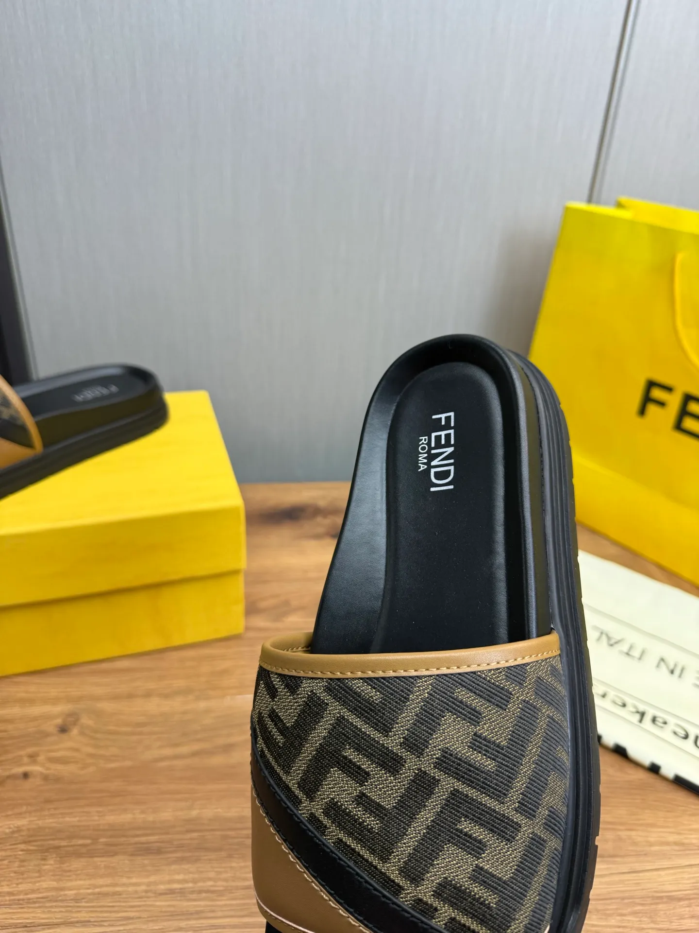 Men's shoes 💰400💰 Fendi men's slippers, made one to one on the FENDI official website, sizes 38-45 45 46 🉑️Customized!